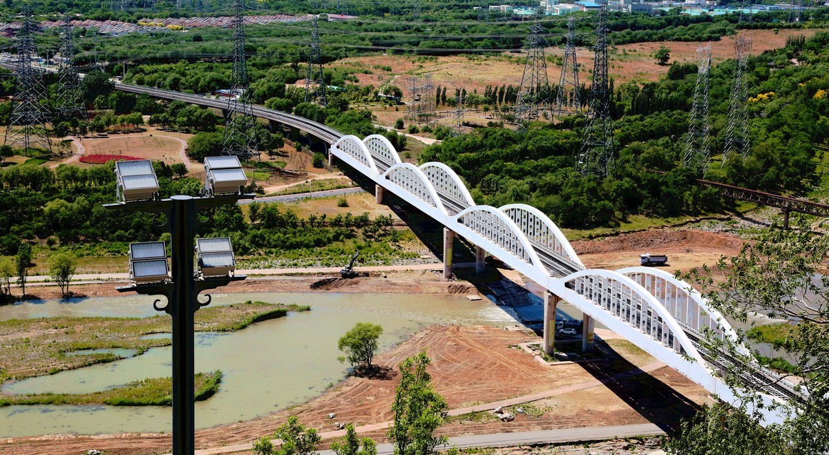 登高望远功碑阁..观山赏景首钢园