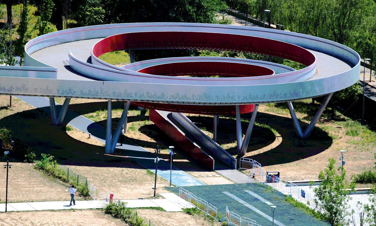 登高望远功碑阁..观山赏景首钢园