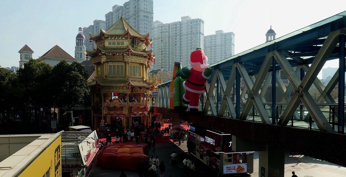 繁荣的光谷广场和步行街