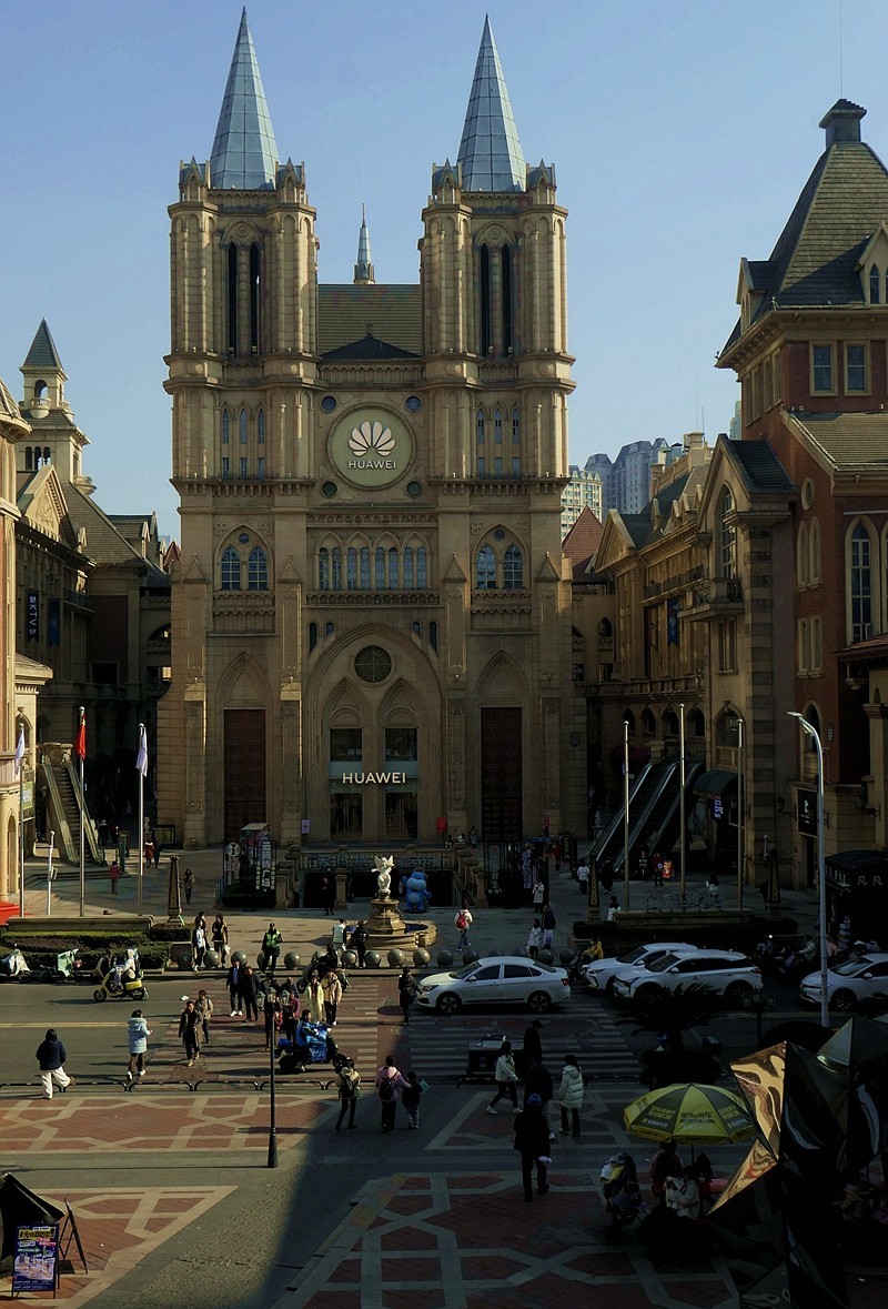 繁荣的光谷广场和步行街