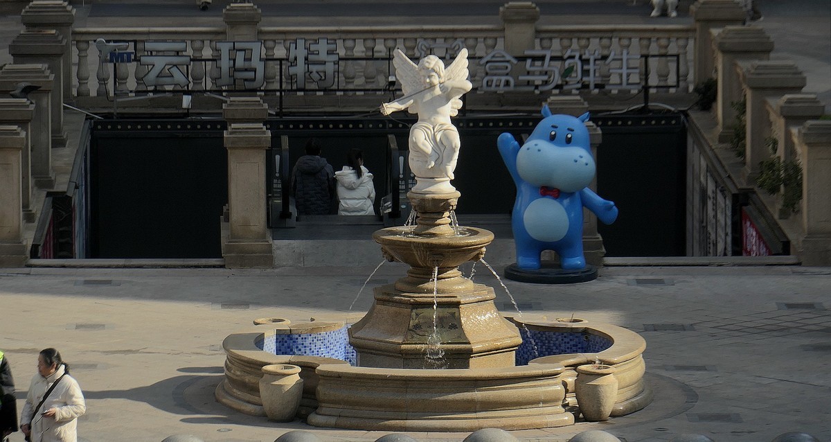 繁荣的光谷广场和步行街