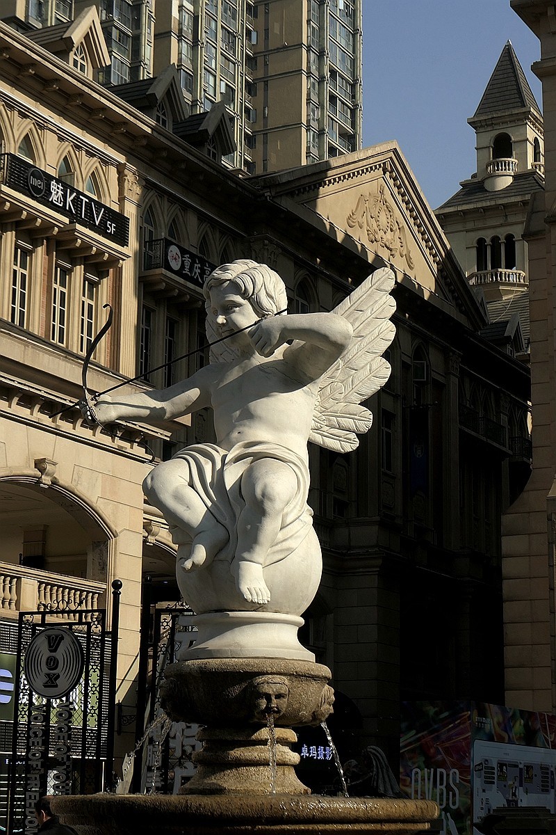 繁荣的光谷广场和步行街