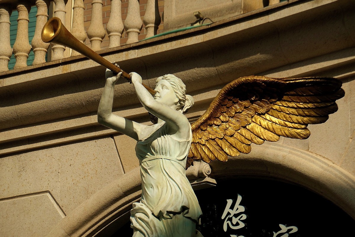 繁荣的光谷广场和步行街