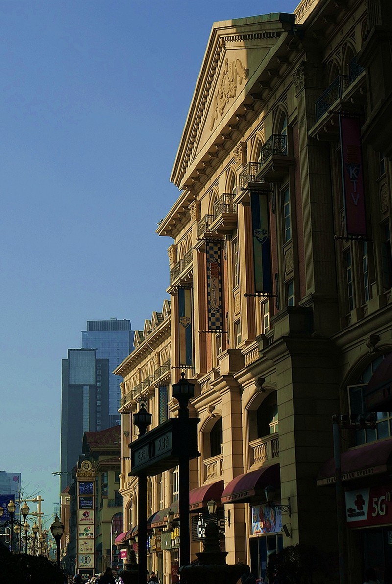 繁荣的光谷广场和步行街