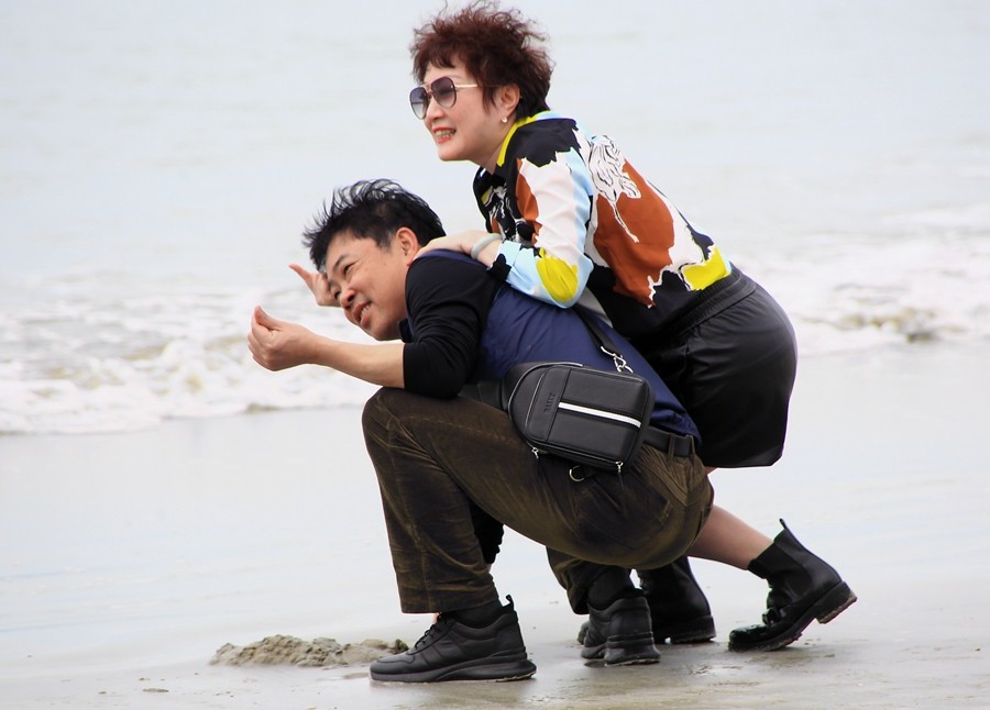 《不老松:忆海南游记!》(23)三亚海滨抓拍嬉海人!(1)