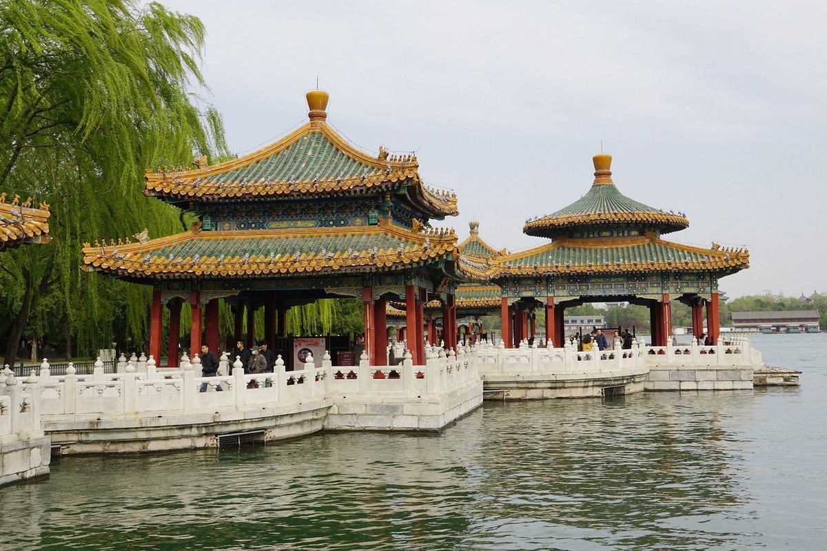 北海的绿瓦红墙