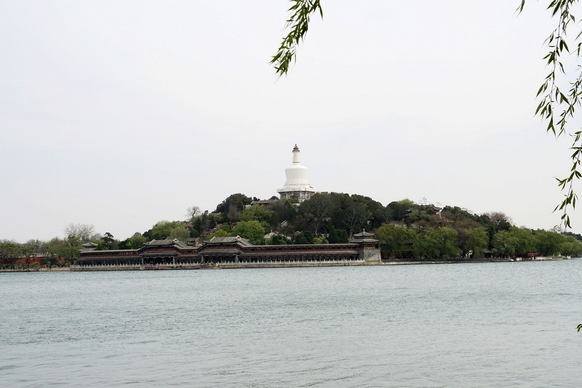 北海的绿瓦红墙