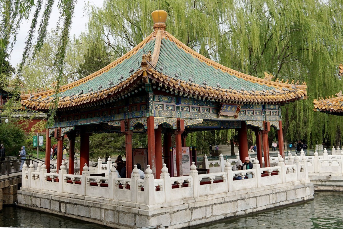 北海的绿瓦红墙