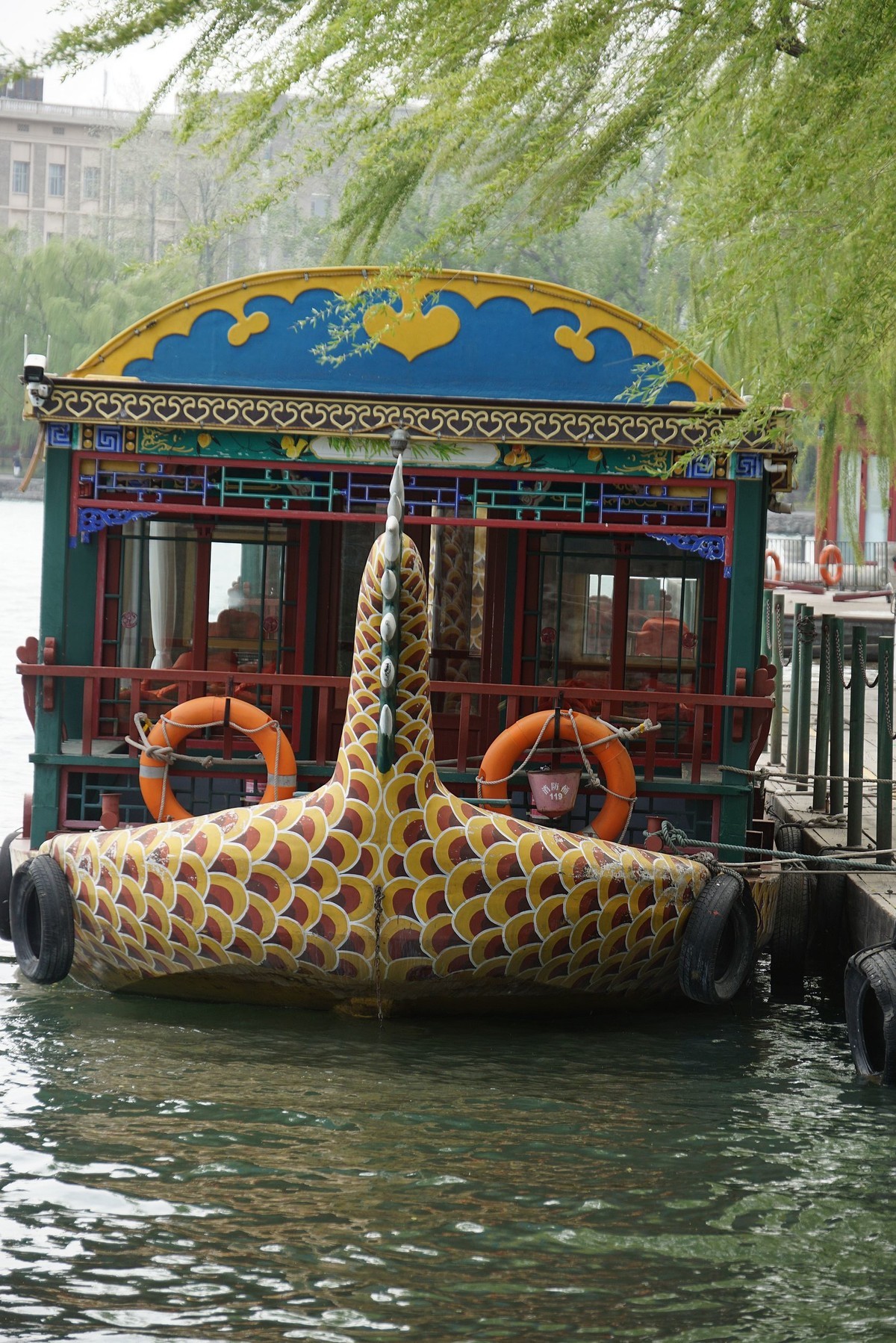 北海的绿瓦红墙