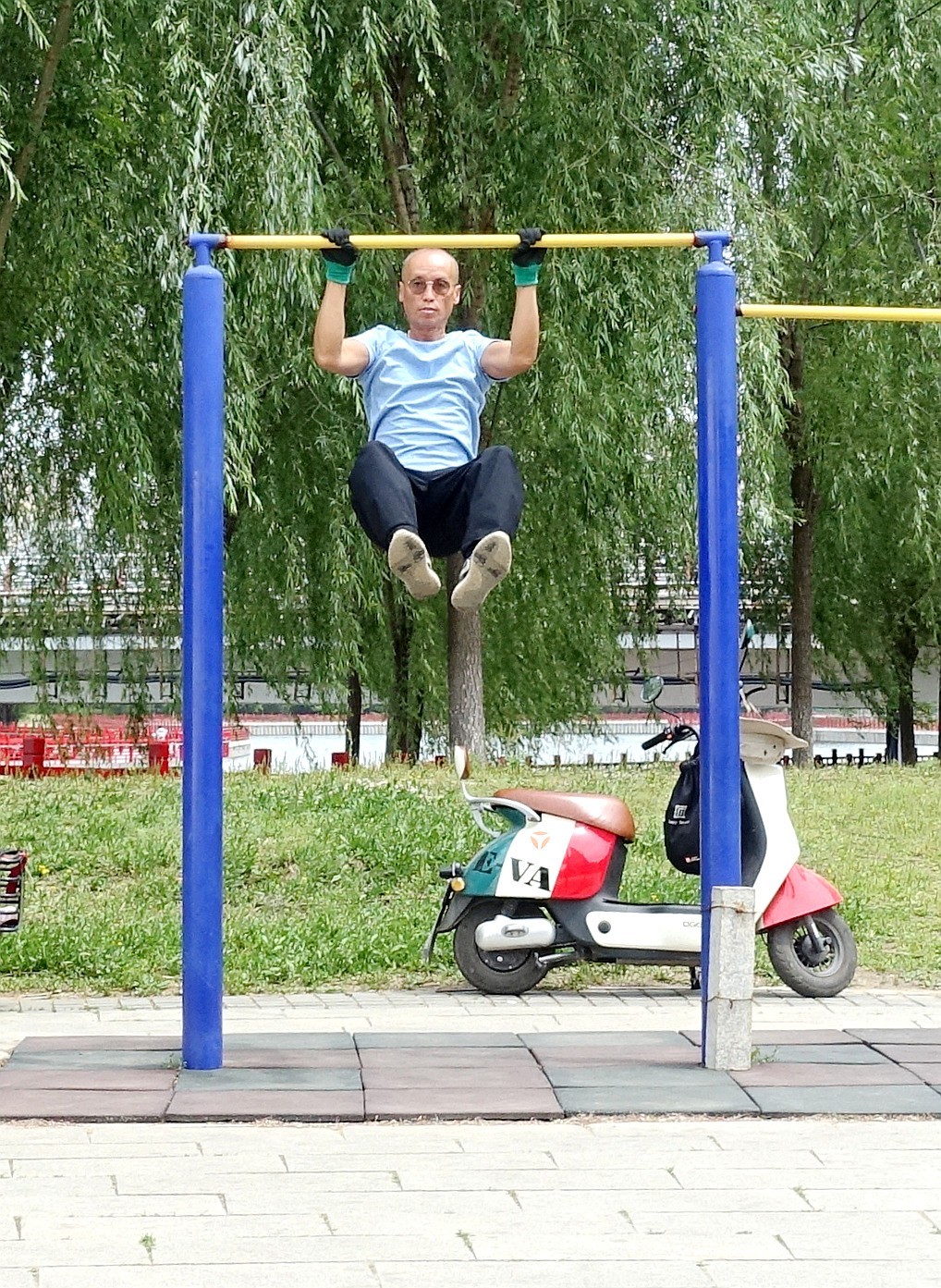 七十岁老汉练单杠