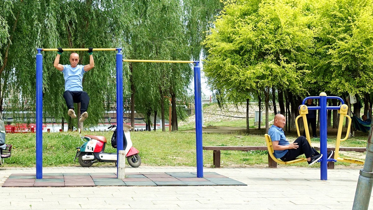 七十岁老汉练单杠