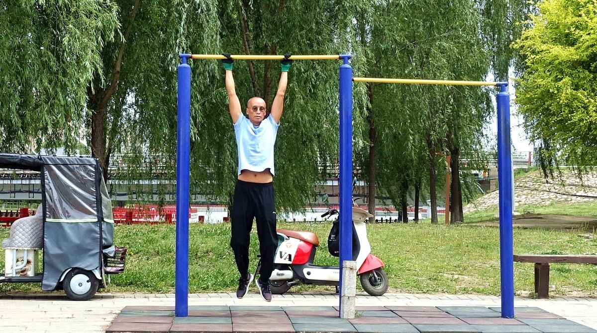七十岁老汉练单杠