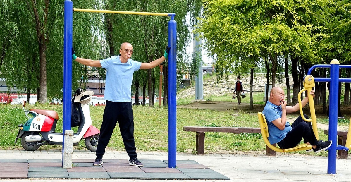 七十岁老汉练单杠