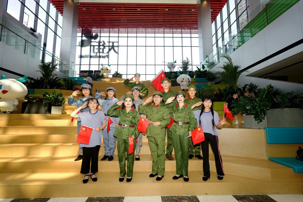 室内环境人像---网红打卡地--天街商场的“女兵”！