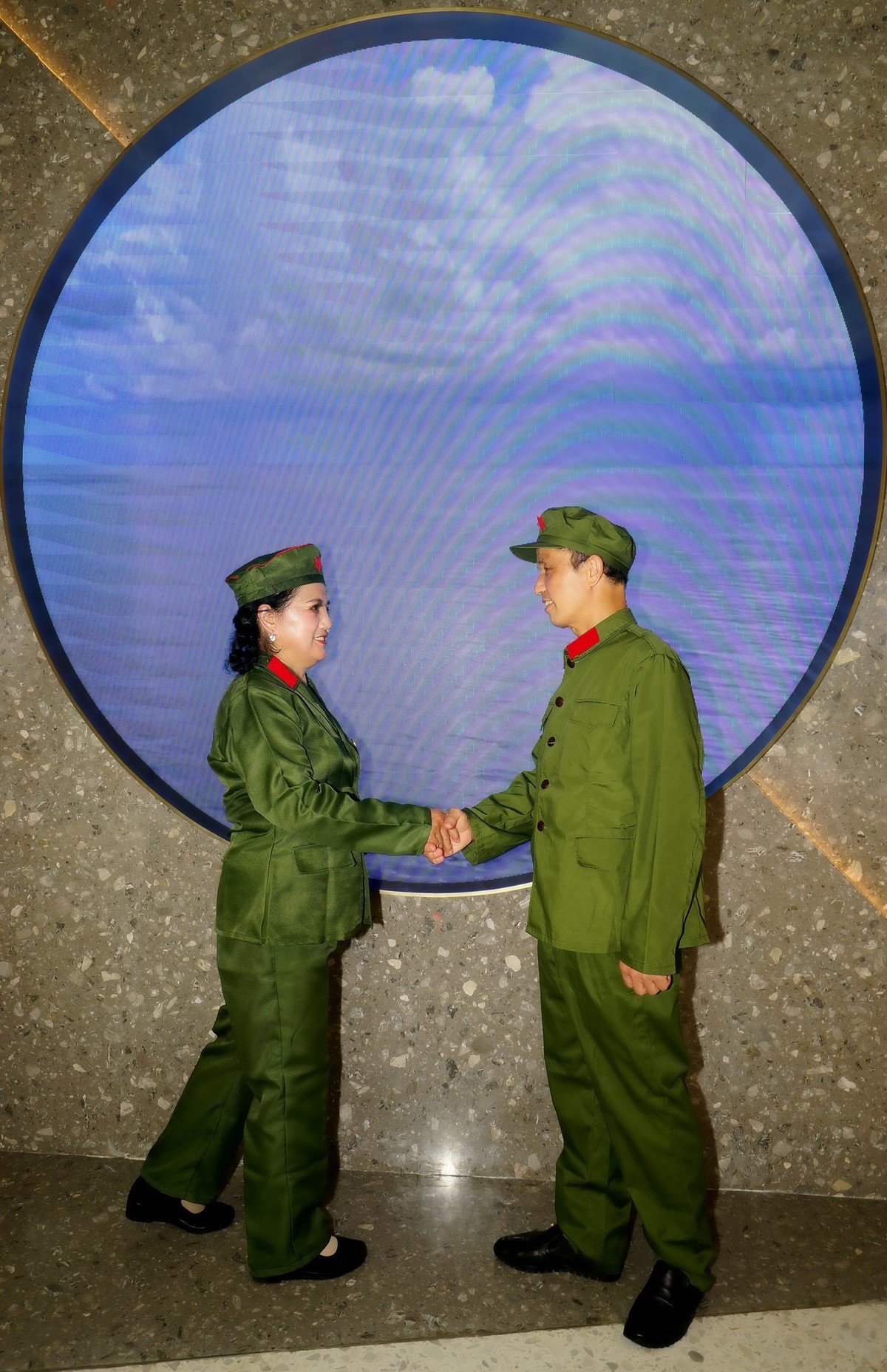 室内环境人像---网红打卡地--天街商场的“女兵”！