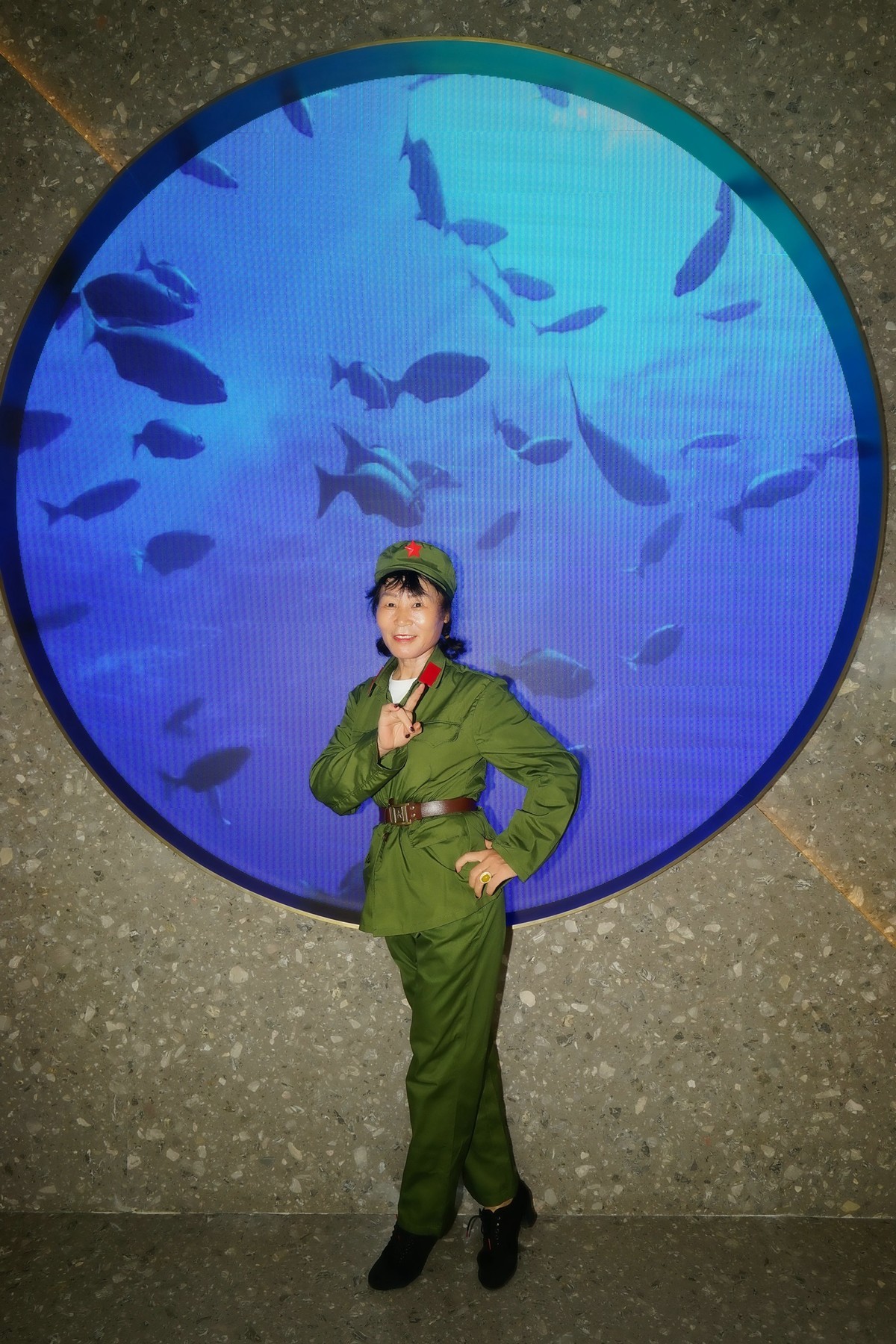 室内环境人像---网红打卡地--天街商场的“女兵”！