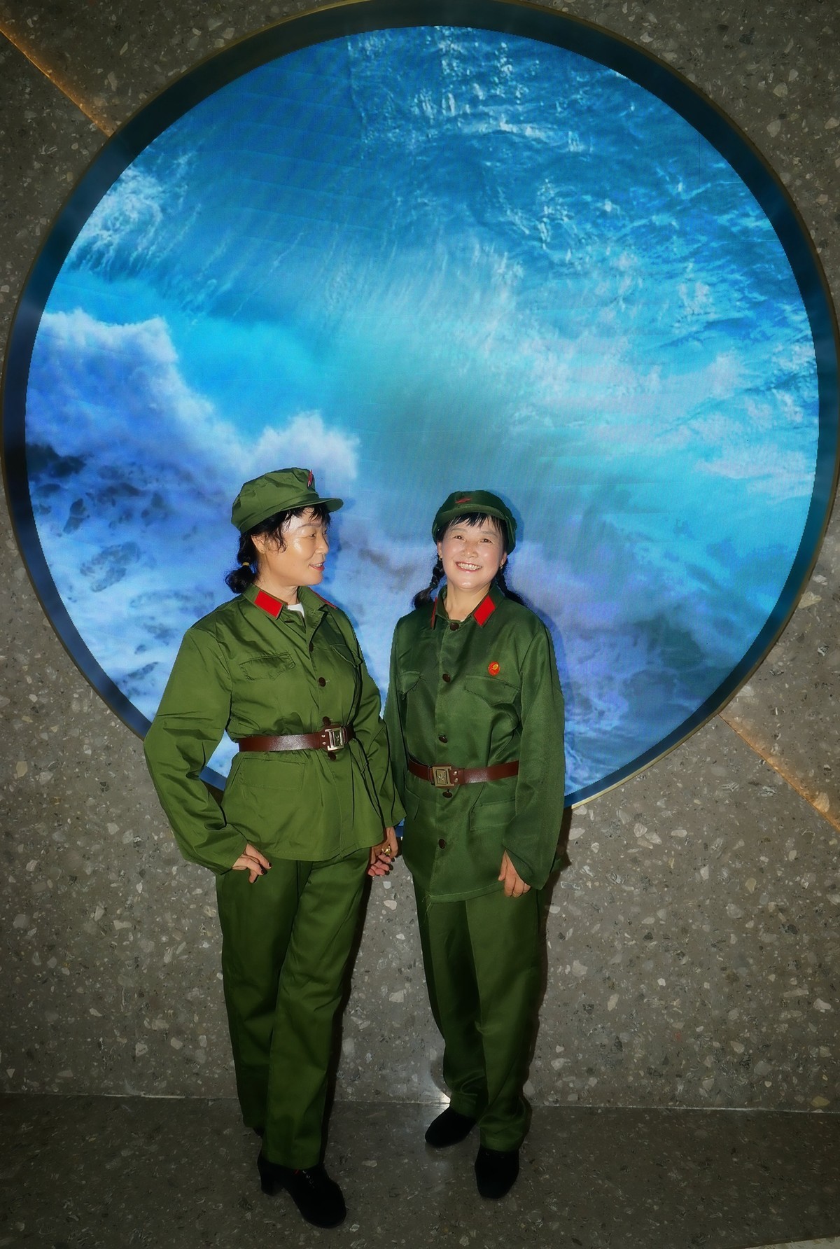 室内环境人像---网红打卡地--天街商场的“女兵”！