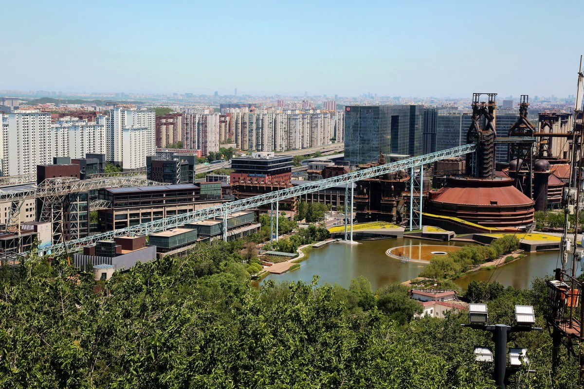 登高望远功碑阁..观山赏景首钢园