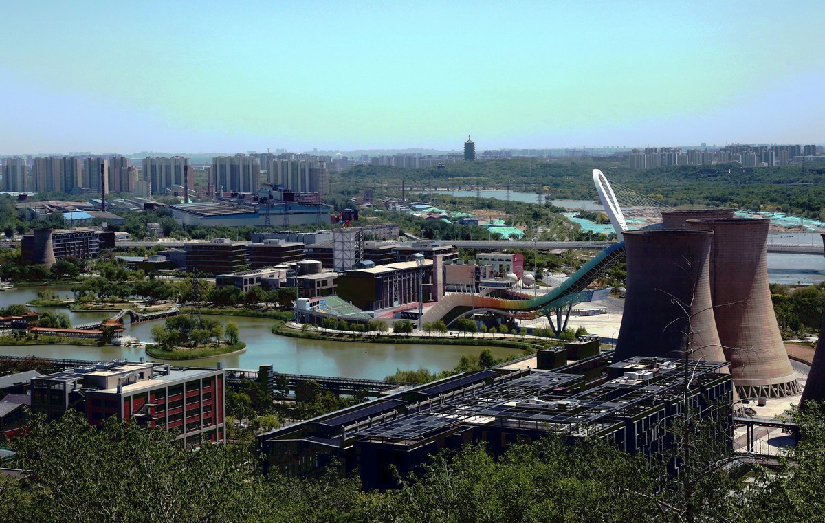 登高望远功碑阁..观山赏景首钢园