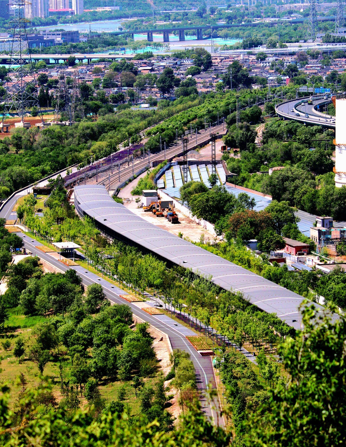登高望远功碑阁..观山赏景首钢园