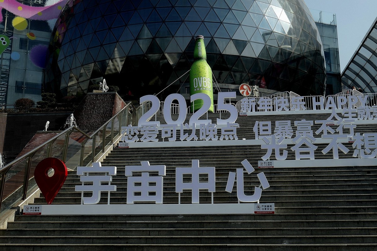 繁荣的光谷广场和步行街