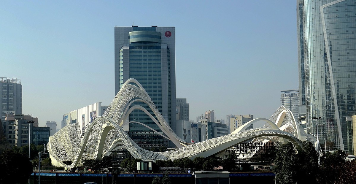 繁荣的光谷广场和步行街