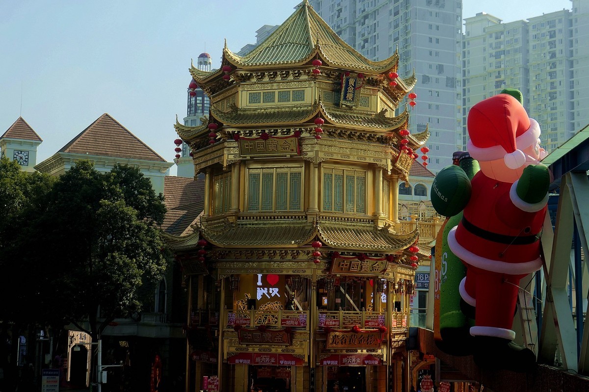 繁荣的光谷广场和步行街