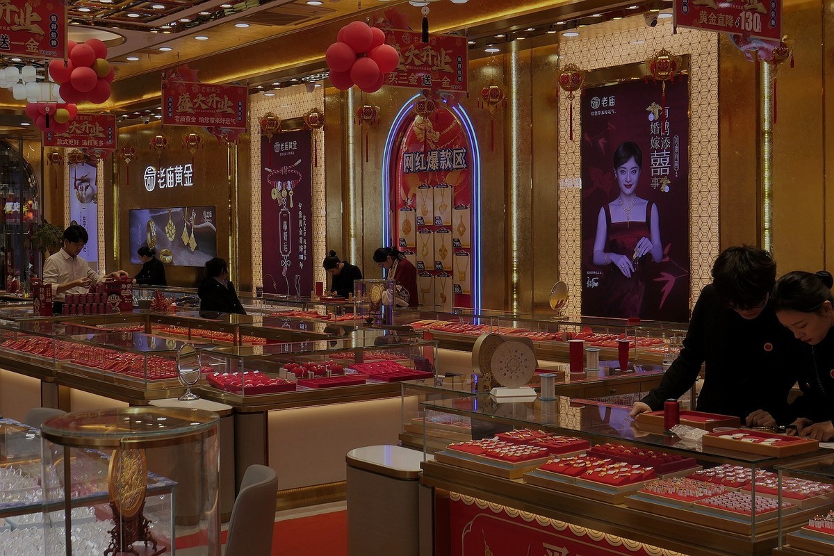 繁荣的光谷广场和步行街