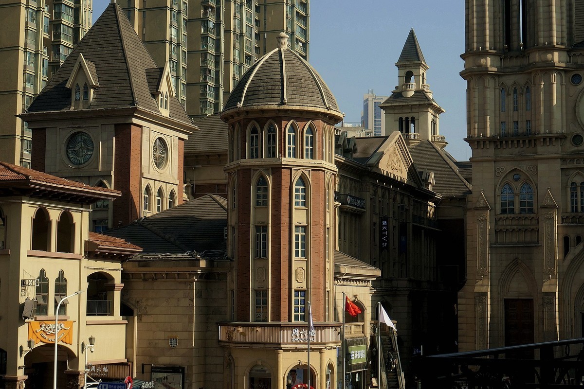 繁荣的光谷广场和步行街