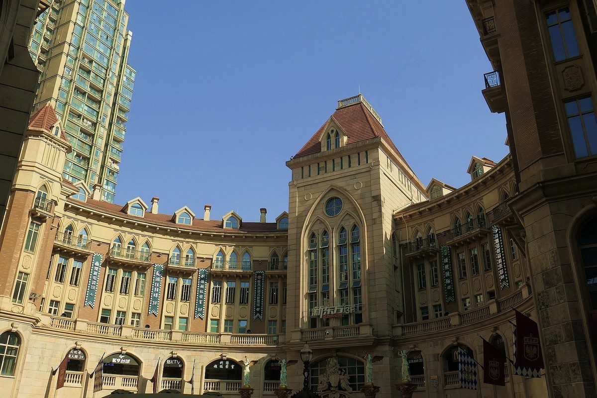 繁荣的光谷广场和步行街