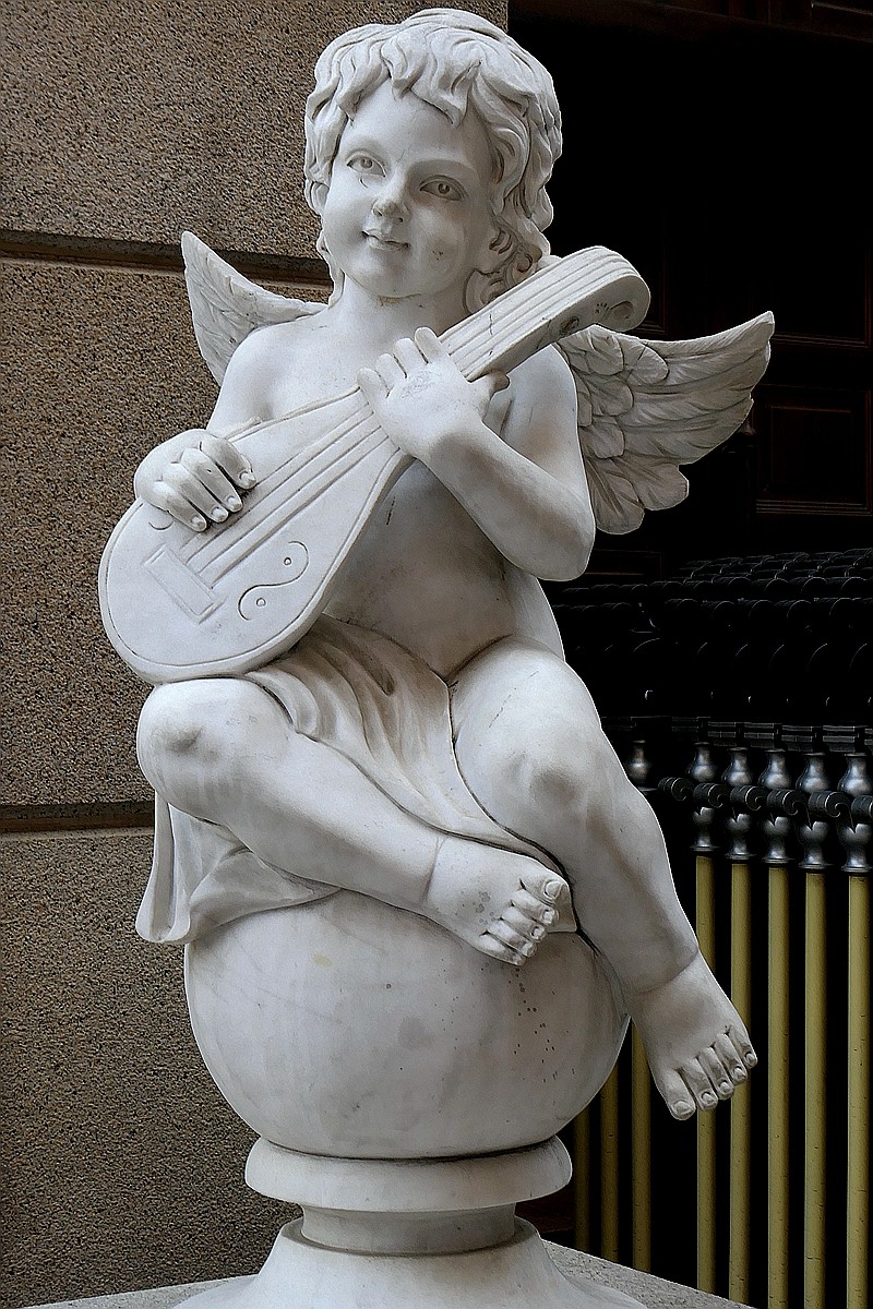 繁荣的光谷广场和步行街