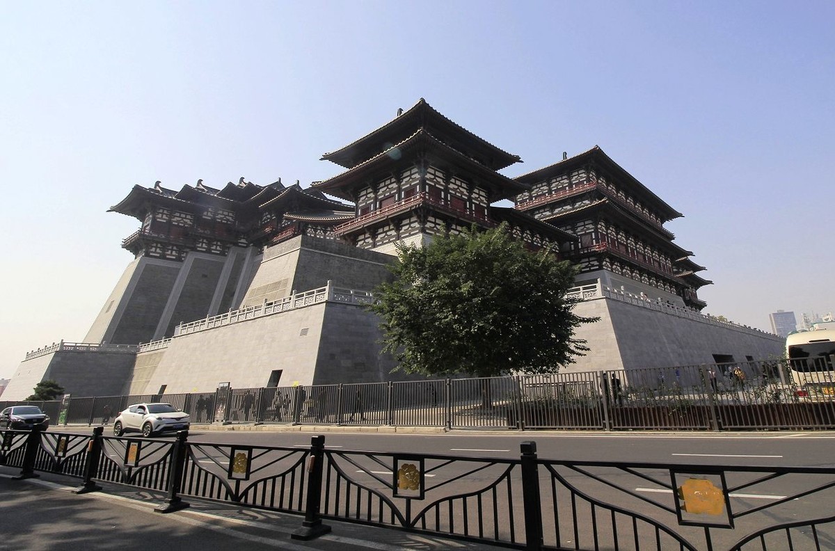 傍晚的洛阳应天门博物馆