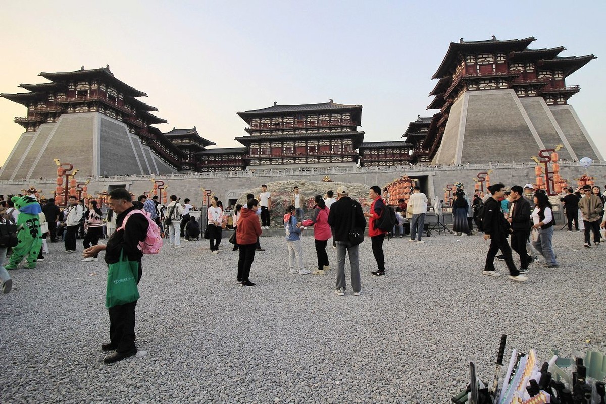 傍晚的洛阳应天门博物馆