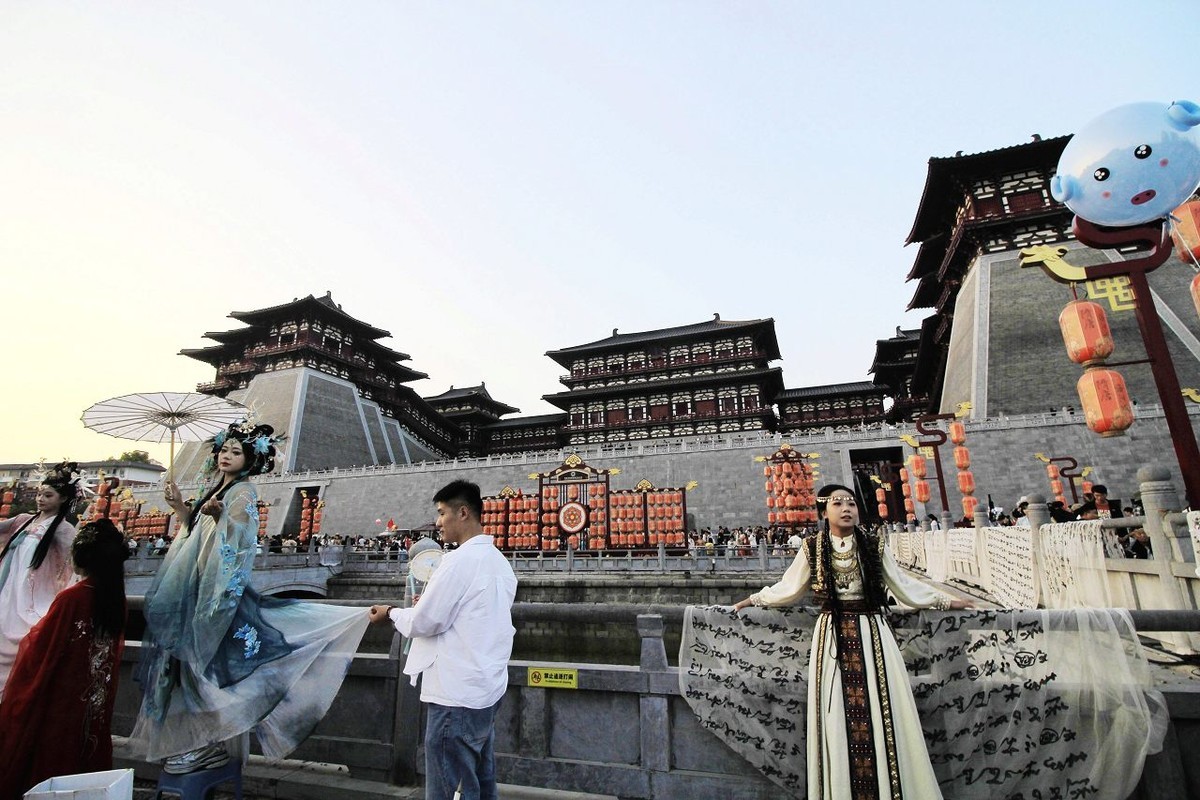 傍晚的洛阳应天门博物馆