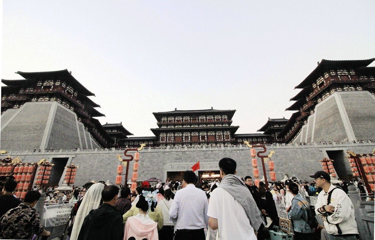 傍晚的洛阳应天门博物馆