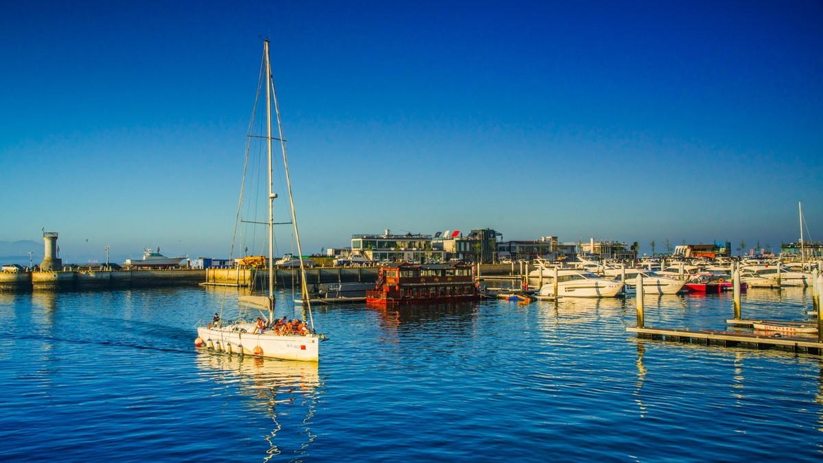 浪 漫 的 东 港 （ 一 ）