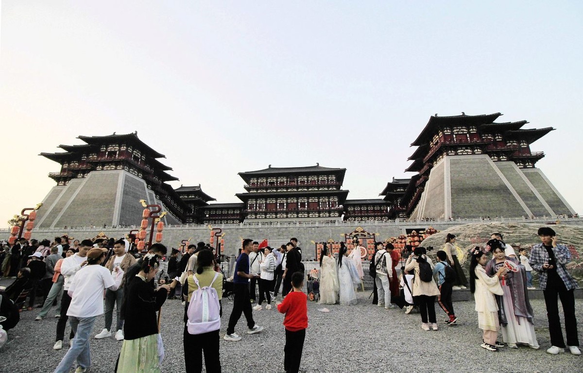 傍晚的洛阳应天门博物馆