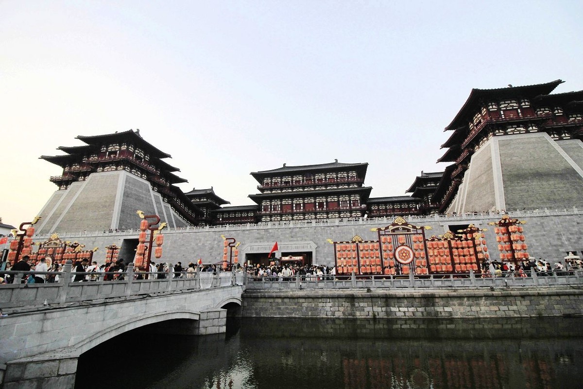 傍晚的洛阳应天门博物馆