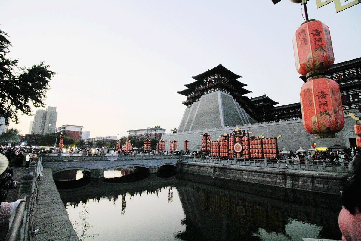 傍晚的洛阳应天门博物馆