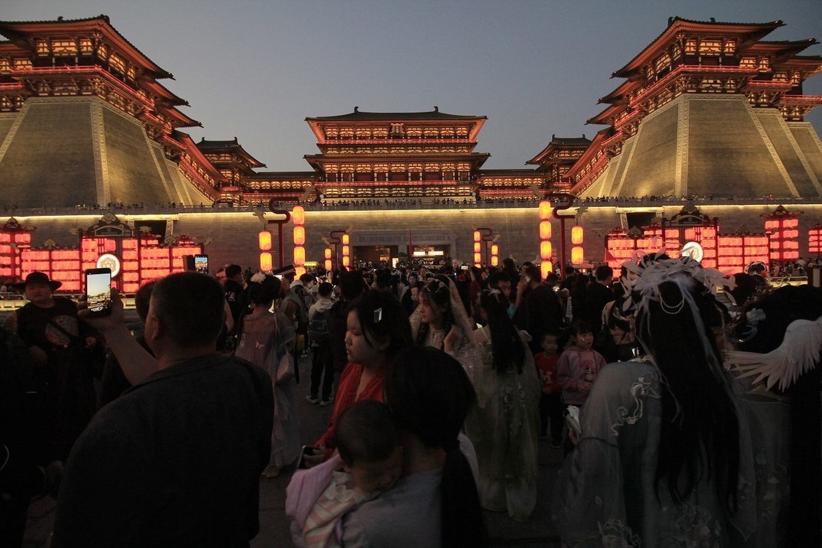 傍晚的洛阳应天门博物馆