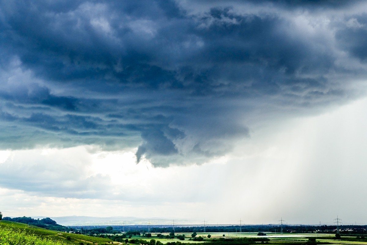 “山雨欲来”，“鹰击长空”