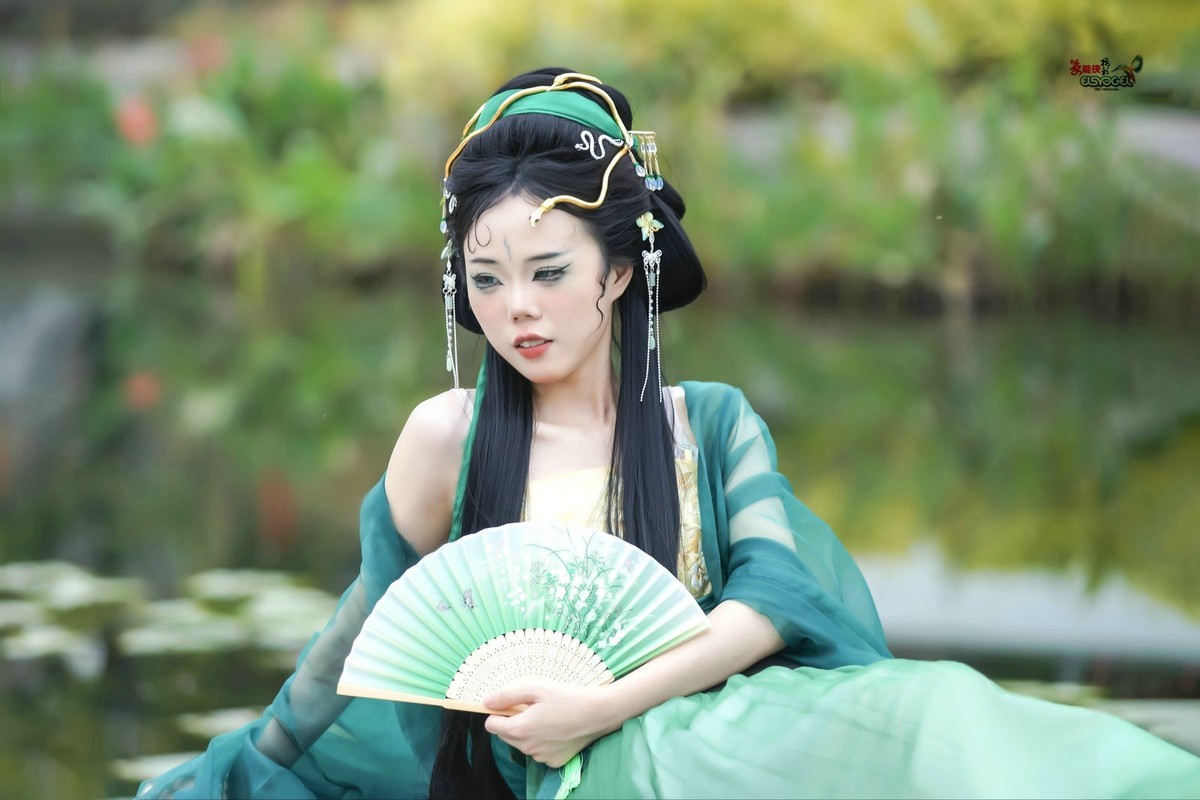 【湖边青蛇少女】---琳琳