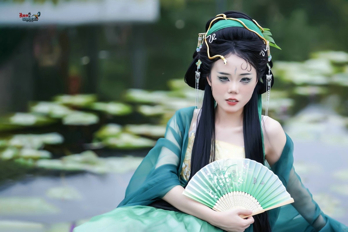 【湖边青蛇少女】---琳琳