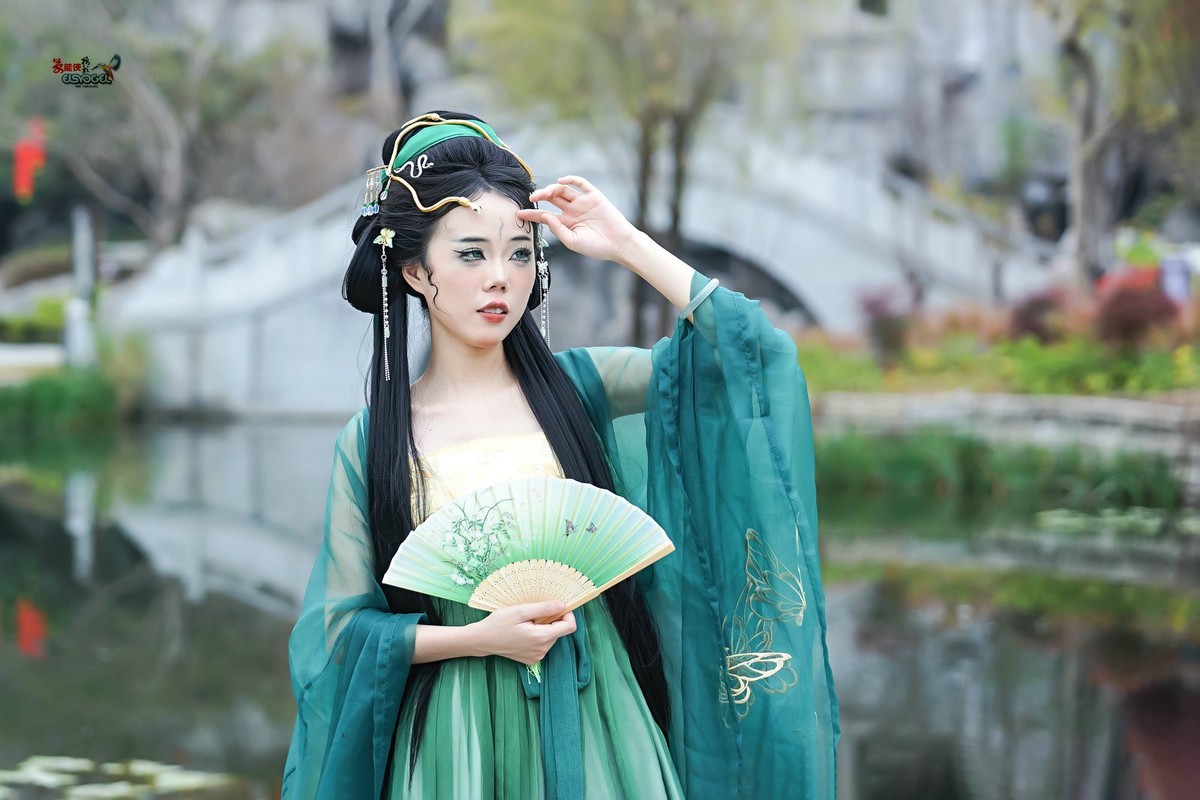 【湖边青蛇少女】---琳琳