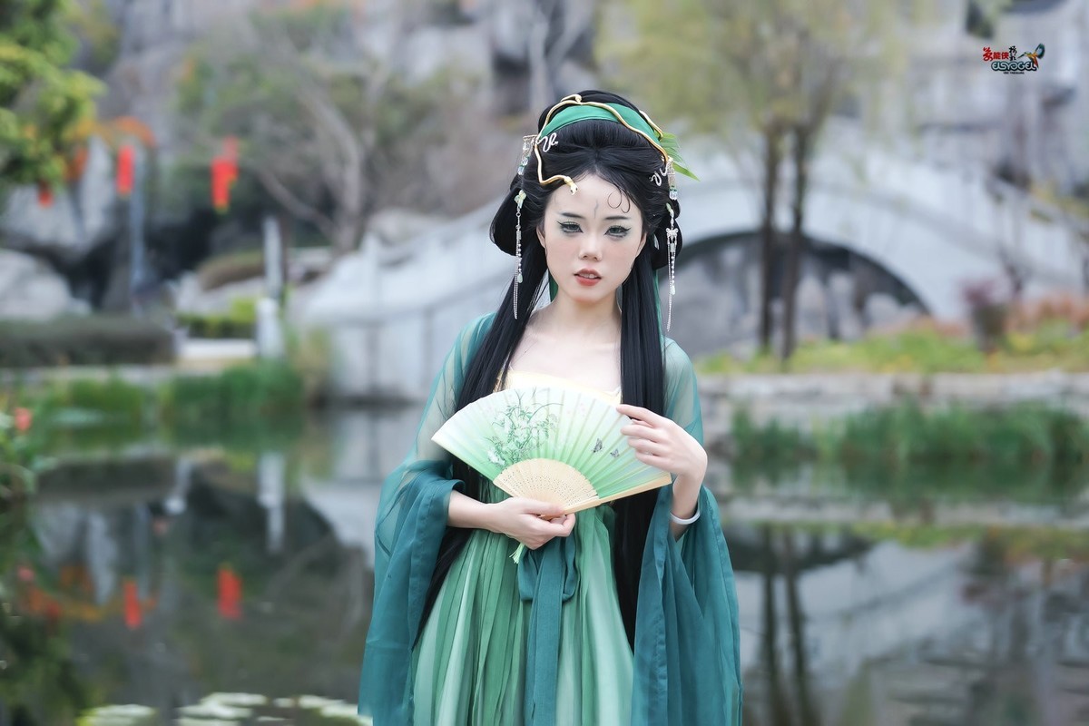 【湖边青蛇少女】---琳琳