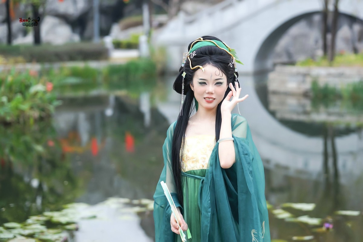 【湖边青蛇少女】---琳琳