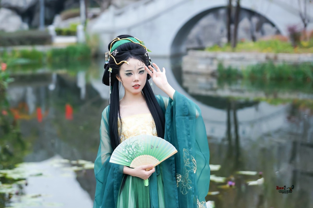 【湖边青蛇少女】---琳琳