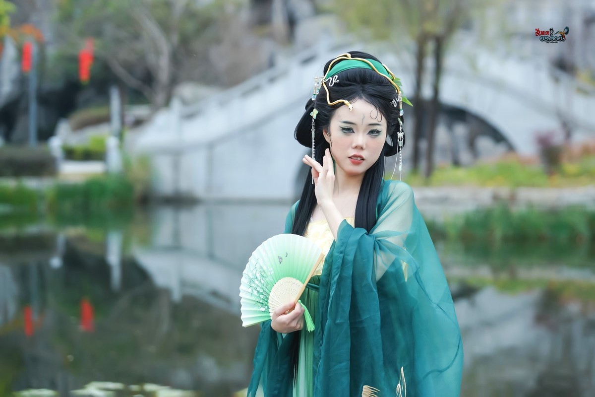 【湖边青蛇少女】---琳琳