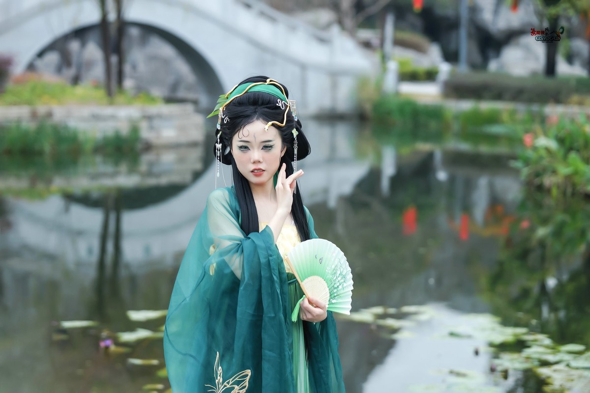 【湖边青蛇少女】---琳琳