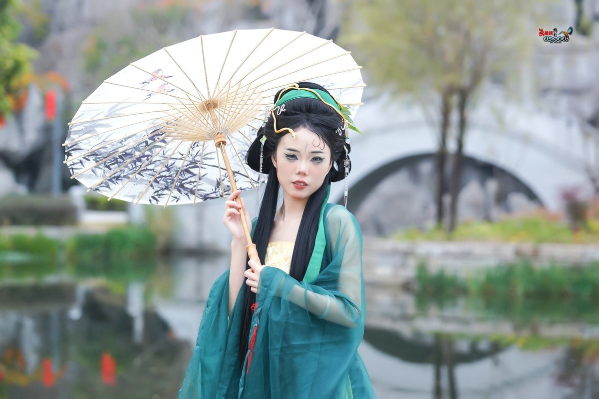 【湖边青蛇少女】---琳琳